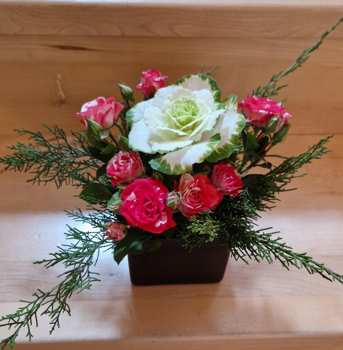 aranjament floral mic cu trandafiri